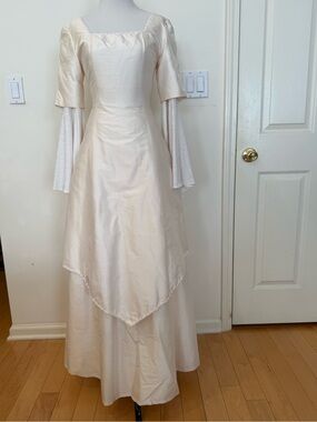 Excalibor  Elegant Ivory Women's Medieval-Inspired Gown